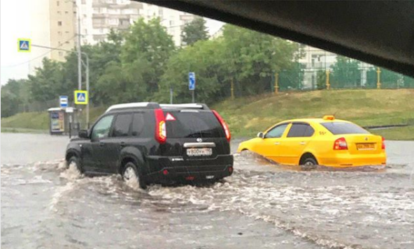 На Москву обрушился "ливень века": фото и видео буйства стихии