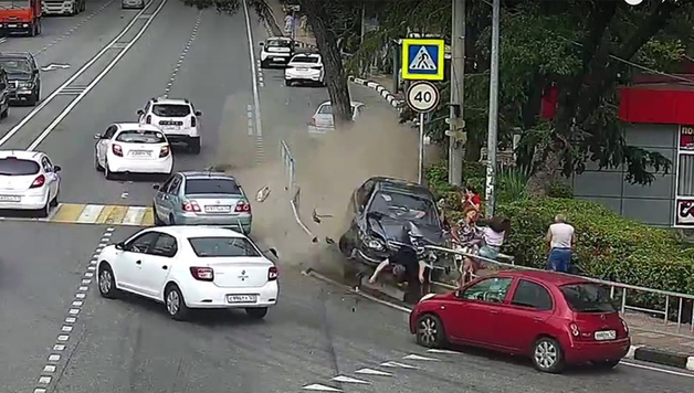 В Сочи авто влетело в толпу пешеходов: видео смертельного ДТП