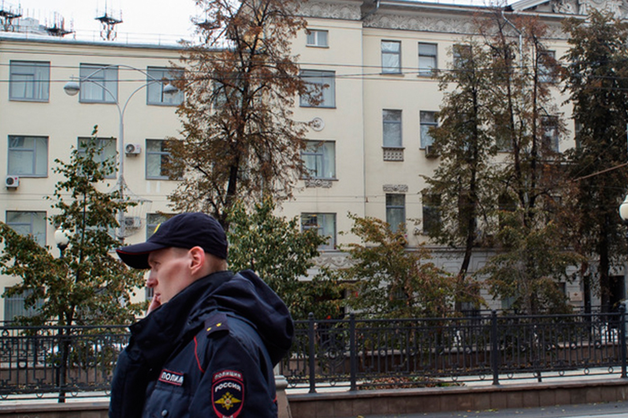 В Екатеринбурге женщина угнала полицейскую машину от здания главка