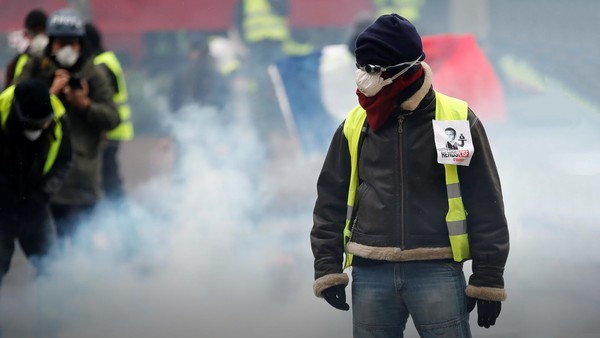 Во Франции на протесты "желтых жилетов" вышли около 4 тысяч человек