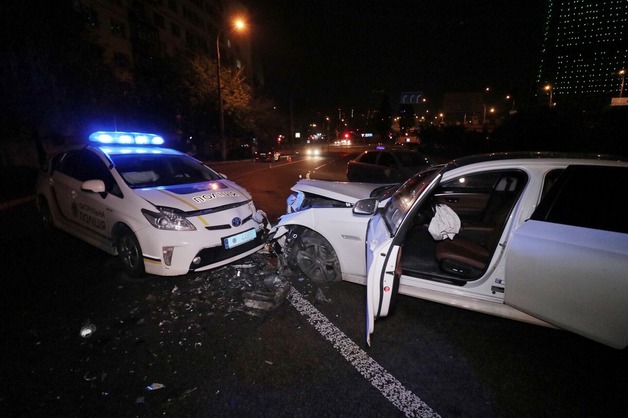 В Киеве полиция выехала на встречку и попала в лобовое ДТП с легковушкой