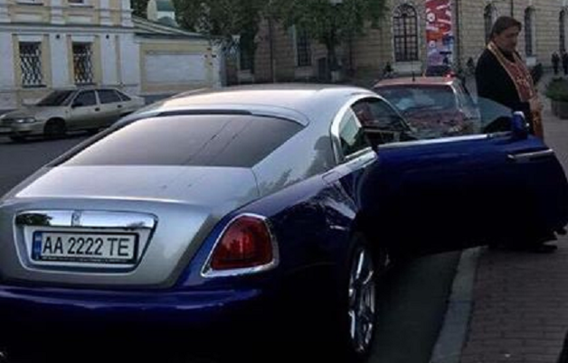 Священник приехал в Киево-Печерскую Лавру на Rolls-Royce