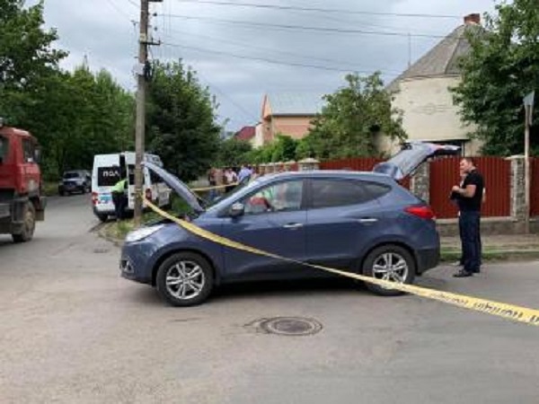 В Ужгороде обстреляли машину начальника УЗЭ: есть раненый