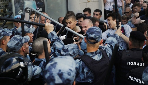 Участник митинга 27 июля, запустивший в росгвардейца мусорным баком, получил 3,5 года колонии