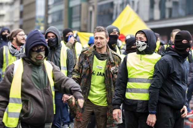 В Париже возобновились акции протеста “желтых жилетов”, полиция арестовала более ста людей