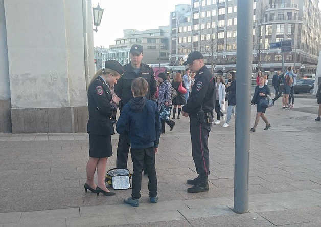 Мать мальчика, задержанного в Москве за чтение стихов, написала заявление на его мачеху