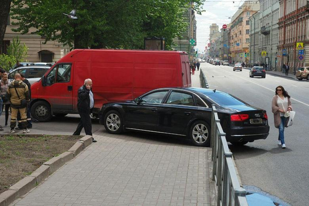 Audi вице-губернатора Санкт-Петербурга попал в ДТП на Вознесенском проспекте