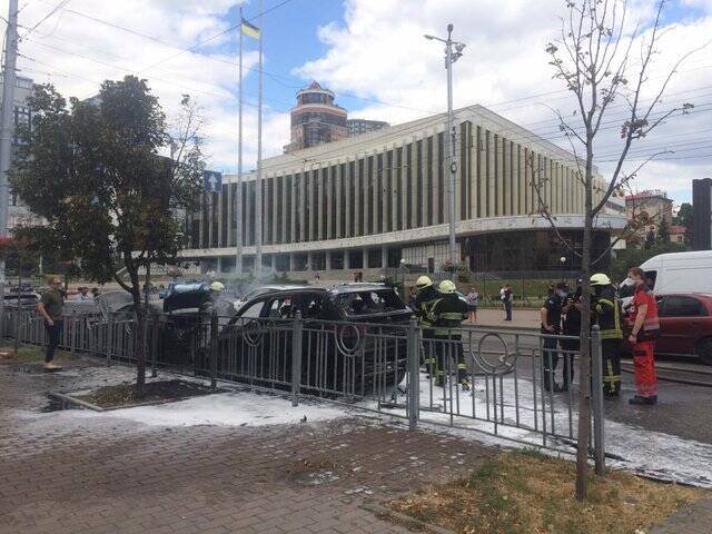 В центре Киева средь бела дня сгорели два авто