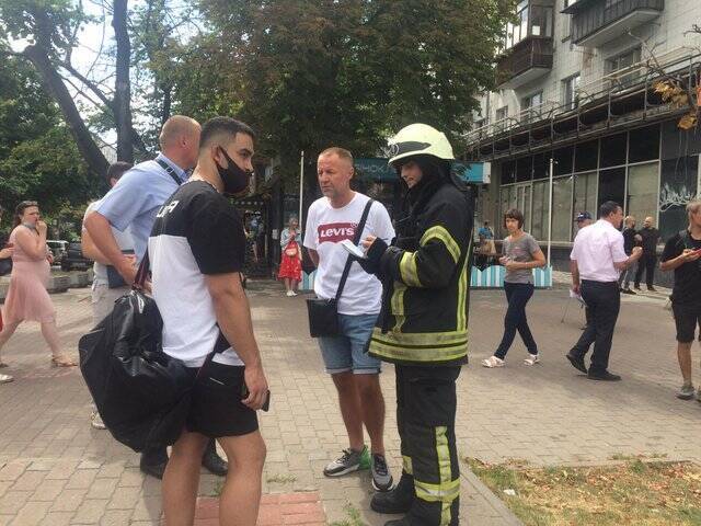 В центре Киева средь бела дня сгорели два авто