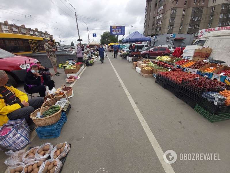 На раскладках покупать фрукты и овощи опасно.