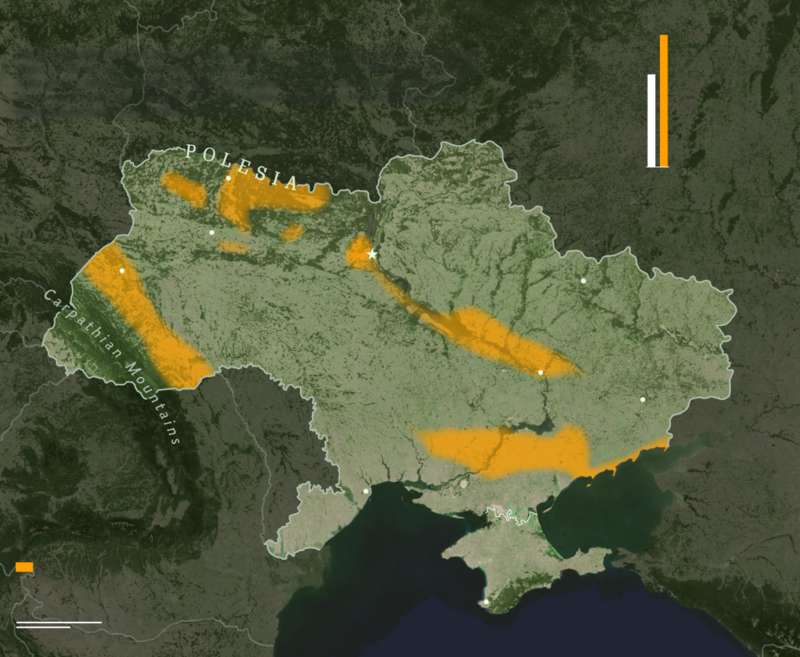 Мужчины добывать янтарь на Западной Украине в ноябре, используя воду, чтобы разрыхлить почву.  qzeiqxzidekidzdglv