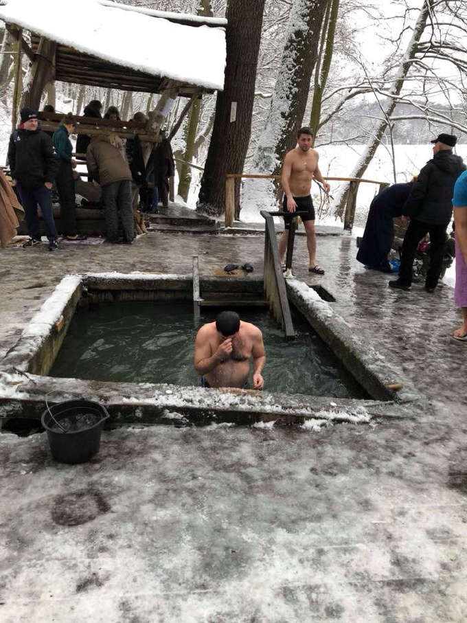 Кличко со свитой и рычащий Кива: украинские политики «засветили» свои тела в крещенской воде ВИДЕО