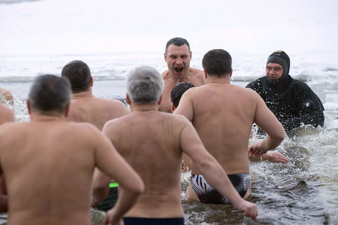 Кличко со свитой и рычащий Кива: украинские политики «засветили» свои тела в крещенской воде ВИДЕО