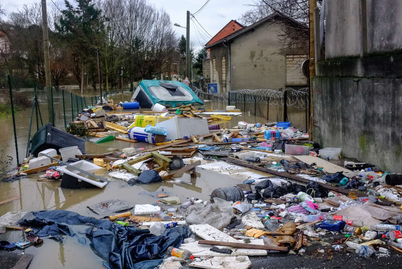 Как затопило Париж: люди передвигаются по городу на лодках