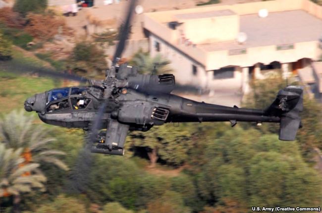 Вертолет AH-64 Apache, который, по словам представителя Пентагона, участвовал в отражении атаки на позиции "Сирийских демократических сил"