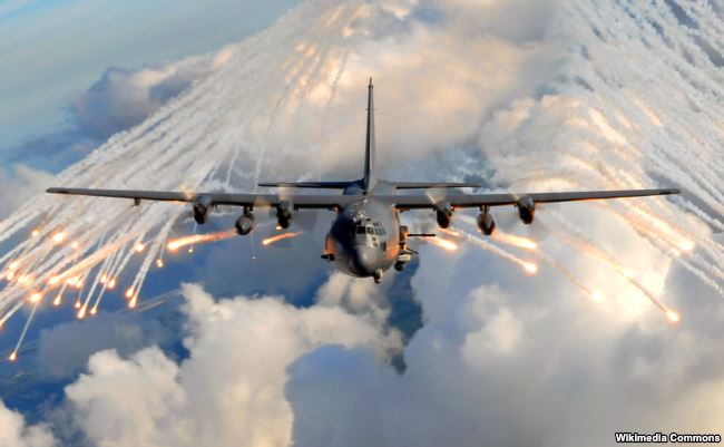 Штурмовик Lockheed AC-130, такие же, если верить словам официального представителя Пентагона, были задействованы при отражении нападения на нефтеперерабатывающий завод под Дейр-эз-Зором