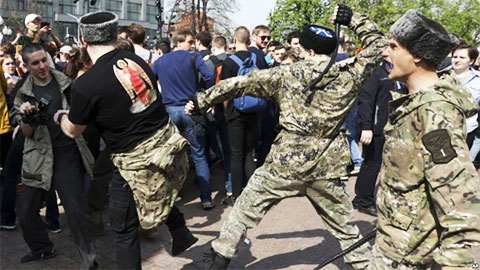 Казаки избивают демонстрантов на Пушкинской площади в Москве, 5 мая 2018 года dkiktiqthitdglv