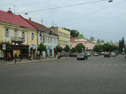 Голая женщина заблокировала движение транспорта в центре Мукачево