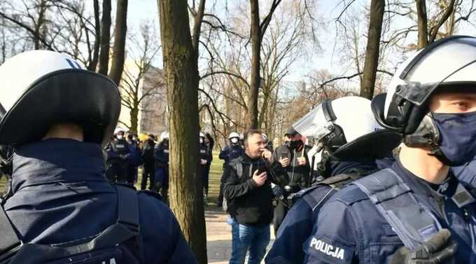 В Варшаве предприниматели устроили протесты в 11-ю годовщину Смоленской катастрофы. Есть задержанные