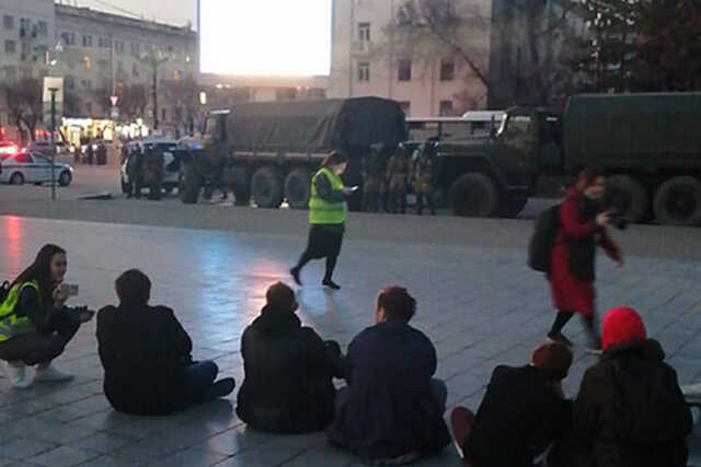 В Хабаровске митингующие за Навального переключились на просмотр послания Путина