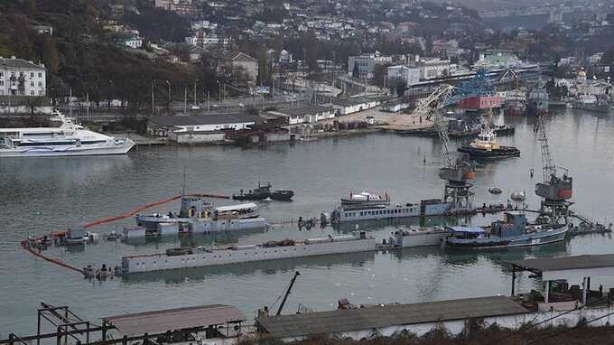 В Севастополе загорелся корабль