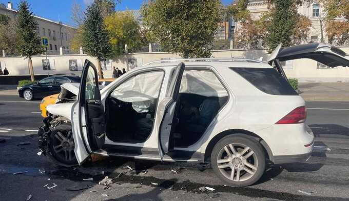 Очевидцы засняли кадры ДТП в центре Москвы