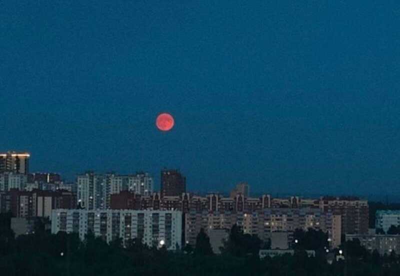 Над Россией взошла редкая «клубничная» луна
