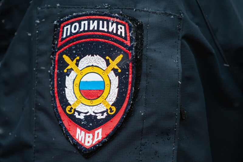 В Югре мужчина, выдавая себя за полицейского, обманул женщину на полмиллиона рублей