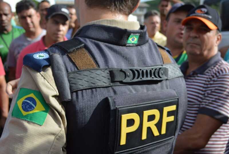 Despite facing charges related to arms trafficking, a Brazilian police officer has received a promotion