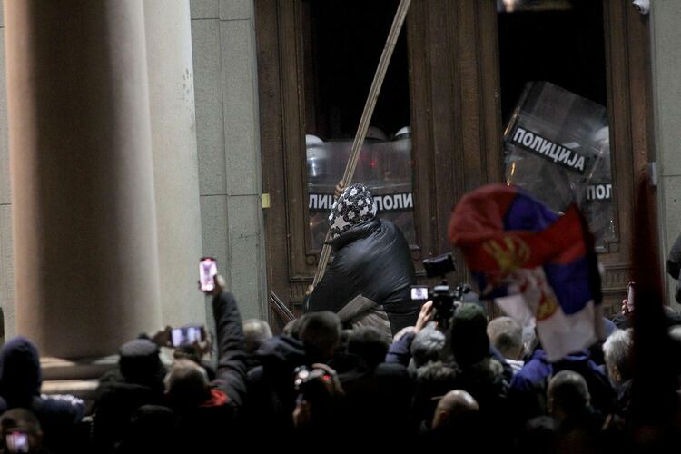 Demonstrators attempt to enter the town hall uriqzeiqqiuhvls qhhiqehiqxeiudrmf ehirqidetitrdrm